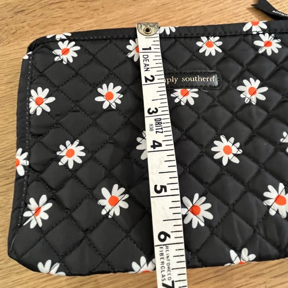 Simply Southern Brush Makeup Bag - Daisy - Picture 4 of 5